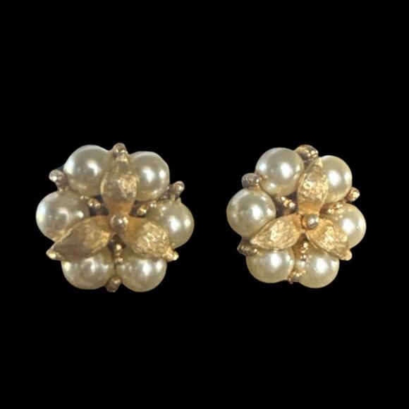 Vintage 1960s Faux Pearl Cluster Clip-On Earrings - Elegant Statement Jewelry - Picture 7 of 7
